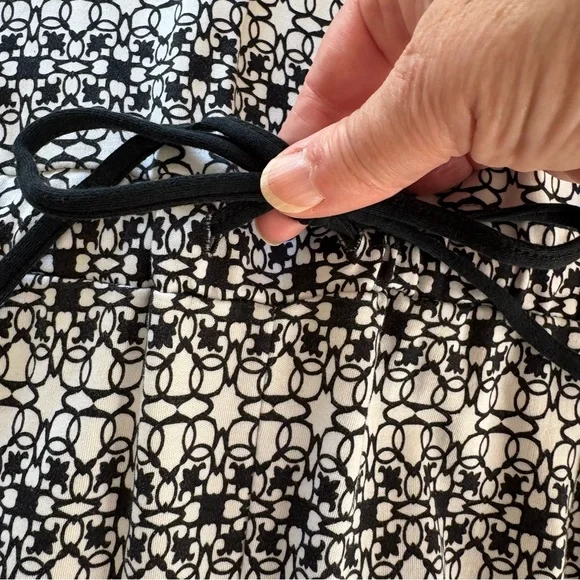 New York & Company Black white Cotton Sleeveless Romper. Size Medium. - Picture 6 of 12